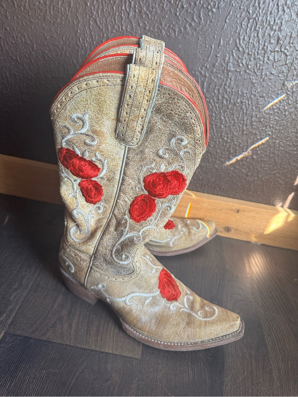 RARE Ariat Women's Floral Embroidered Tan Cowgirl Boots with Red Accents